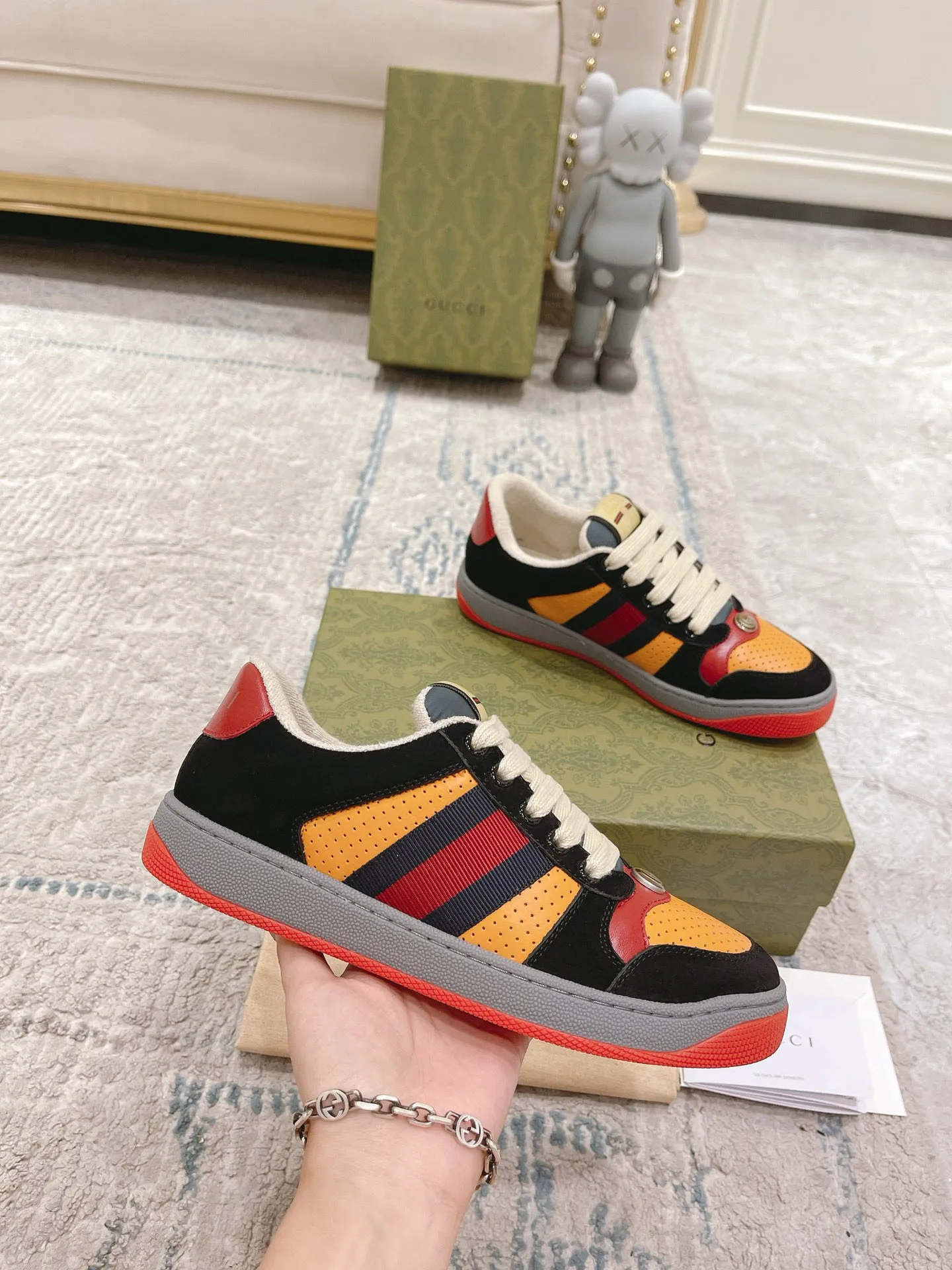 Ex-factory price: 540💰 GUCCI Gucci's newly upgraded back cover lining, top-notch old dirty shoes, classic casual sports shoes for couples, retro sneakers and old G family dirty shoes, updated at the counter simultaneously! ①The shoe upper has the same water-based edge coating process as the original version⚠️The ordinary oil edges on the market have a strong glue feel and are easy to fall off! Grade A first-layer nubuck leather (with pores)/matching computer embroidered double G cloth, high-density terry velvet lining. ② A PVC transparent small round mark sealing line is added to the details of the midsole. The mold is opened six times and the jewelry craftsmanship is used to customize the two-color double G buckle, striving to be the same as the original version. A pair of buttons is more than three times more expensive than ordinary buckles on the market. ③An old two-color washable label, the chip is placed on the outer waist of the right foot, the entire shoe is completely hollowed out with rubber technology, TUP material (rubber to distinguish the market) with the latest green packaging from the counter, 3D printed handbag, and a pair of shoelaces. There is no pressure when entering and exiting the counter. You can buy a 1:1 accurate replica of the original version and modify and upgrade it repeatedly. The details are perfectly restored, the materials are all customized, and they are truly top-notch. Please look at the details clearly to identify the quality. Upper: First-layer frosted cowhide/embroidered double G cloth. Lining: original high-density velvet lining. Foot pads: original pearlescent sheepskin. Outsole: private molded vacuum TPU material. Packaging: original top-grade full set packaging at the counter. Shoe size: women's size 35-40, men's size 39-44 (men's size 38, 45🉑️customized, non-returnable)